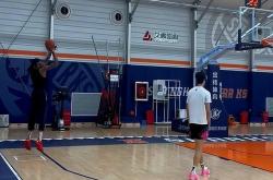 开云体育app-球员团队作战，篮球比拼劲爆