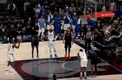 开云体育在线-独行侠险胜快船，东部半决赛竞争激烈