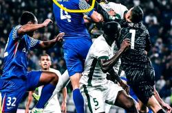 开云体育直播-申花后卫受伤退出，战术调整或影响球队战绩