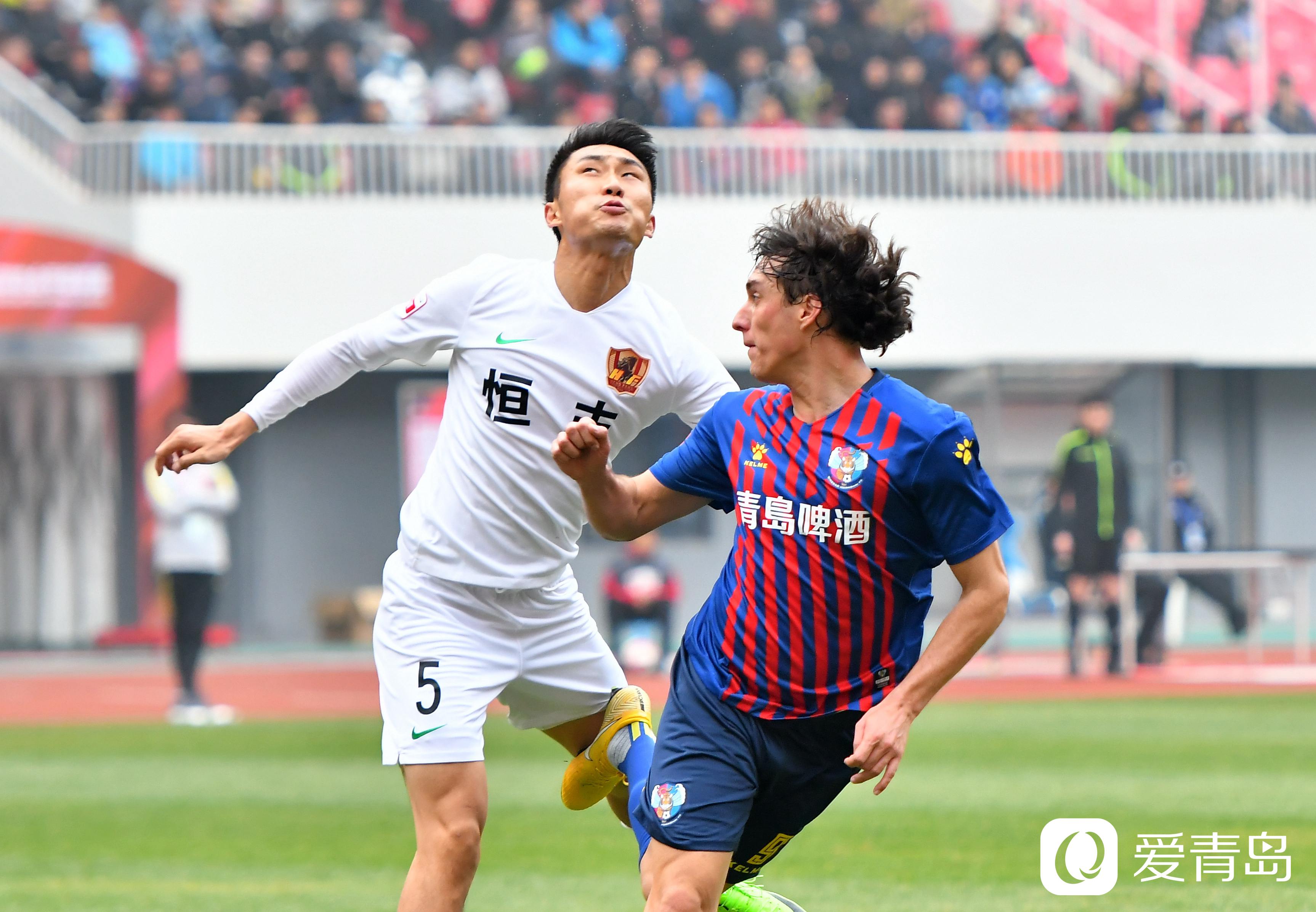 包含青岛黄海队主场不敌劲旅，球员个个尽力却难掩失望的词条