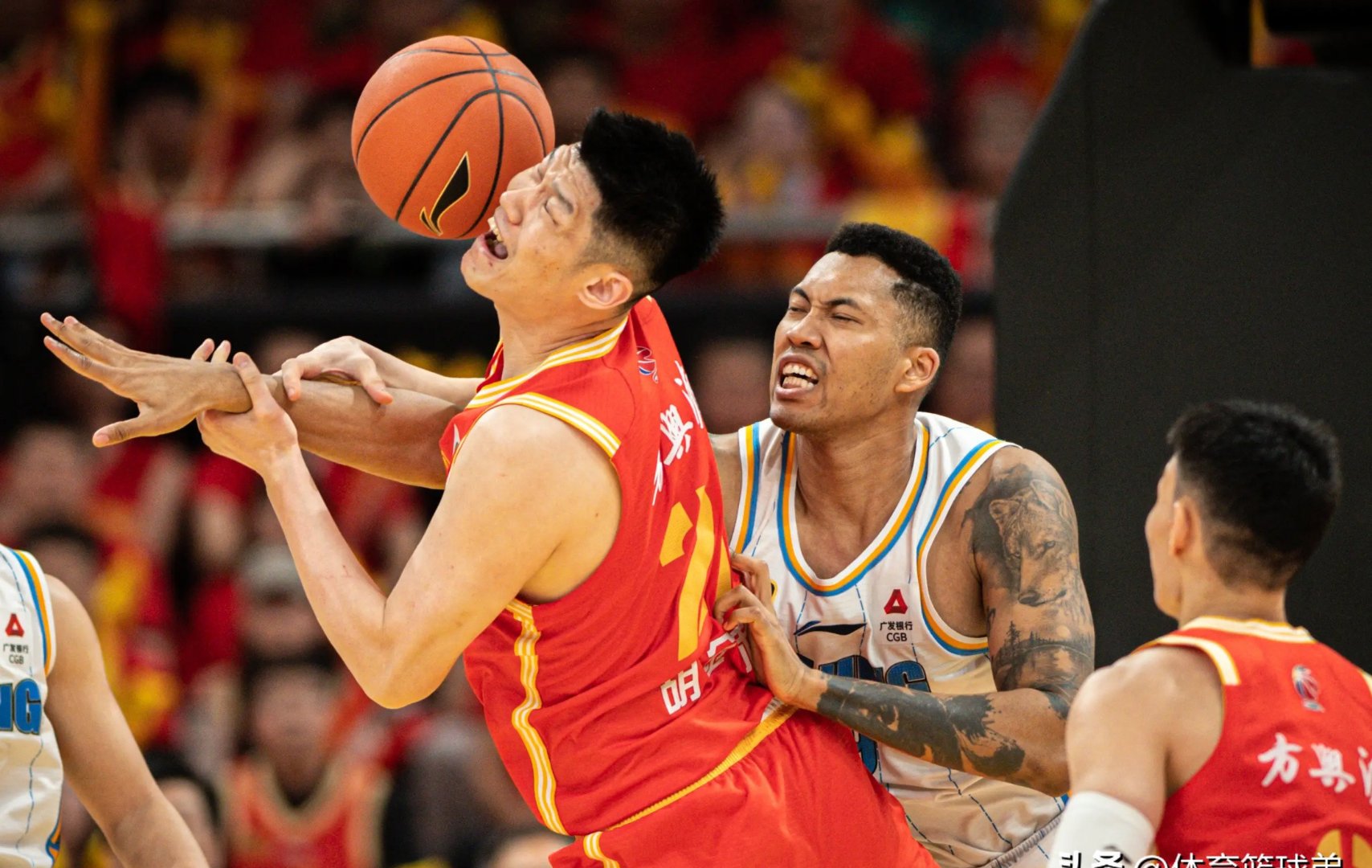 篮球领袖积极奋战，呼吁队员团结一致向前冲的简单介绍