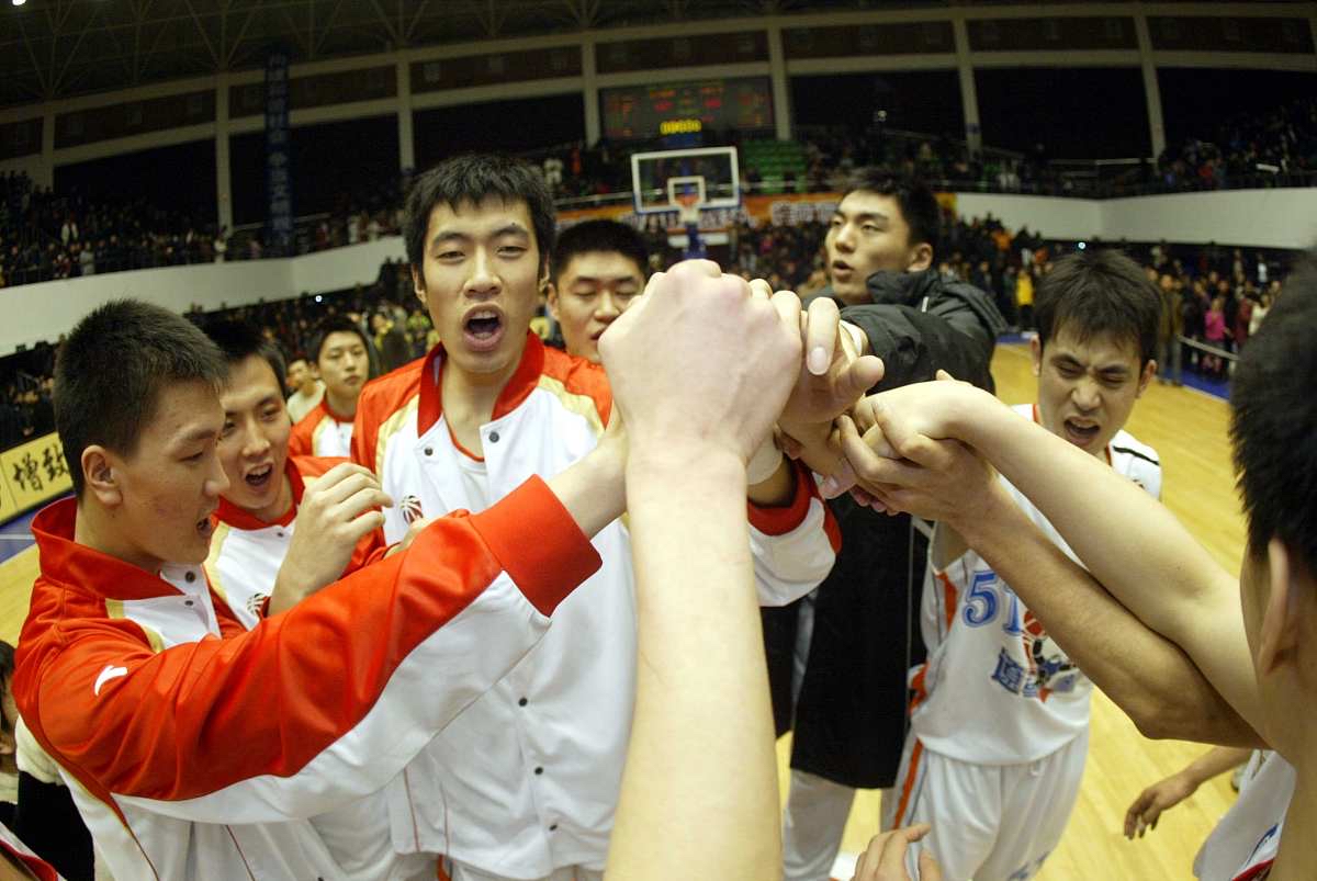 篮球领袖积极奋战，呼吁队员团结一致向前冲的简单介绍