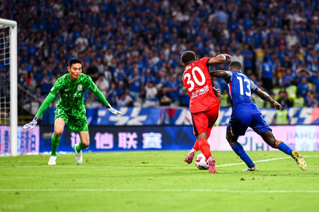 申花后卫受伤退出，战术调整或影响球队战绩