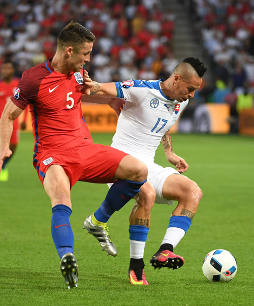 关于斯洛伐克逼平保加利亚，哈姆西克两黄变一红的信息