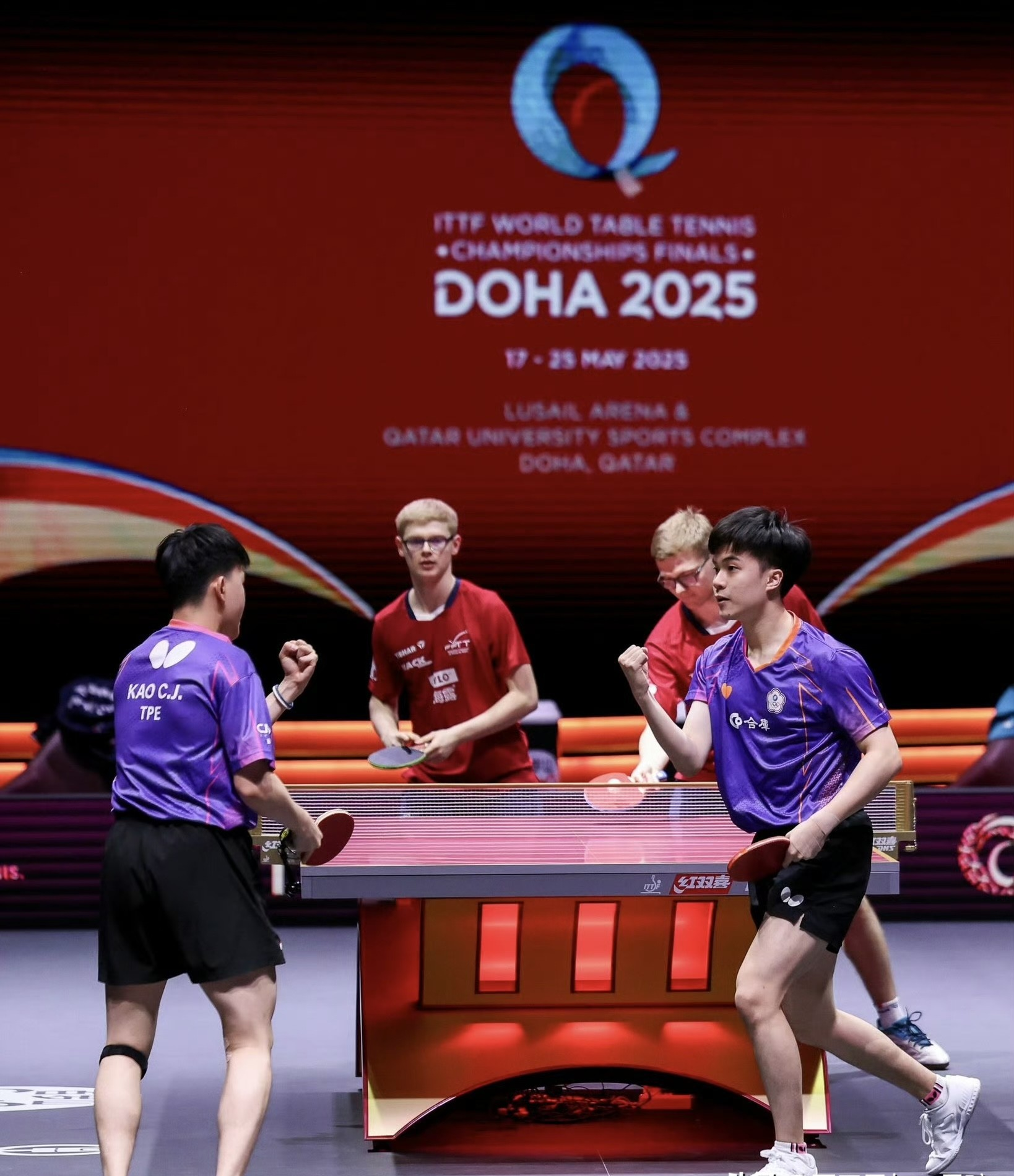 比赛中球员表现出色，赢得赛场掌声