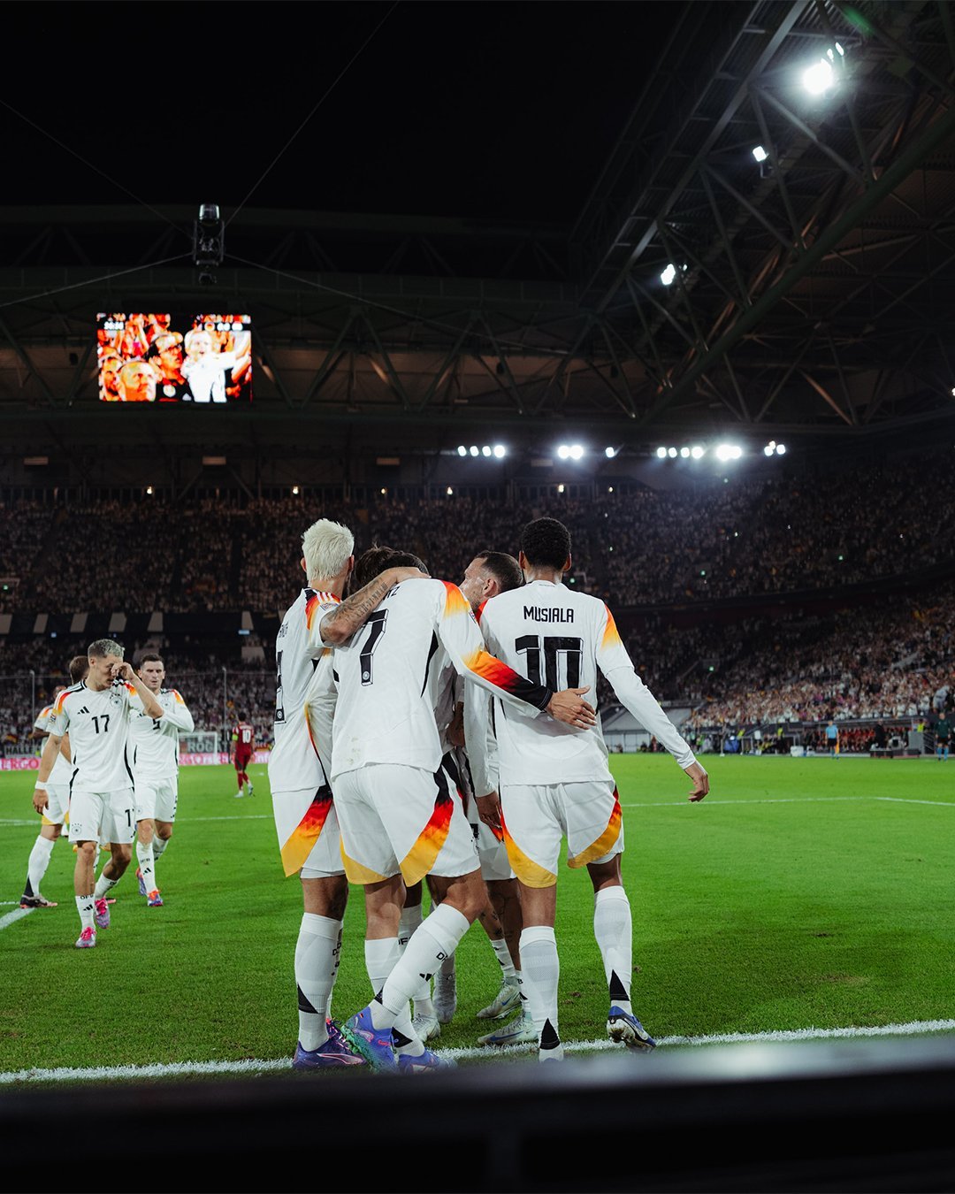 欧预赛精彩对决，球迷热情高涨，激情四射的简单介绍