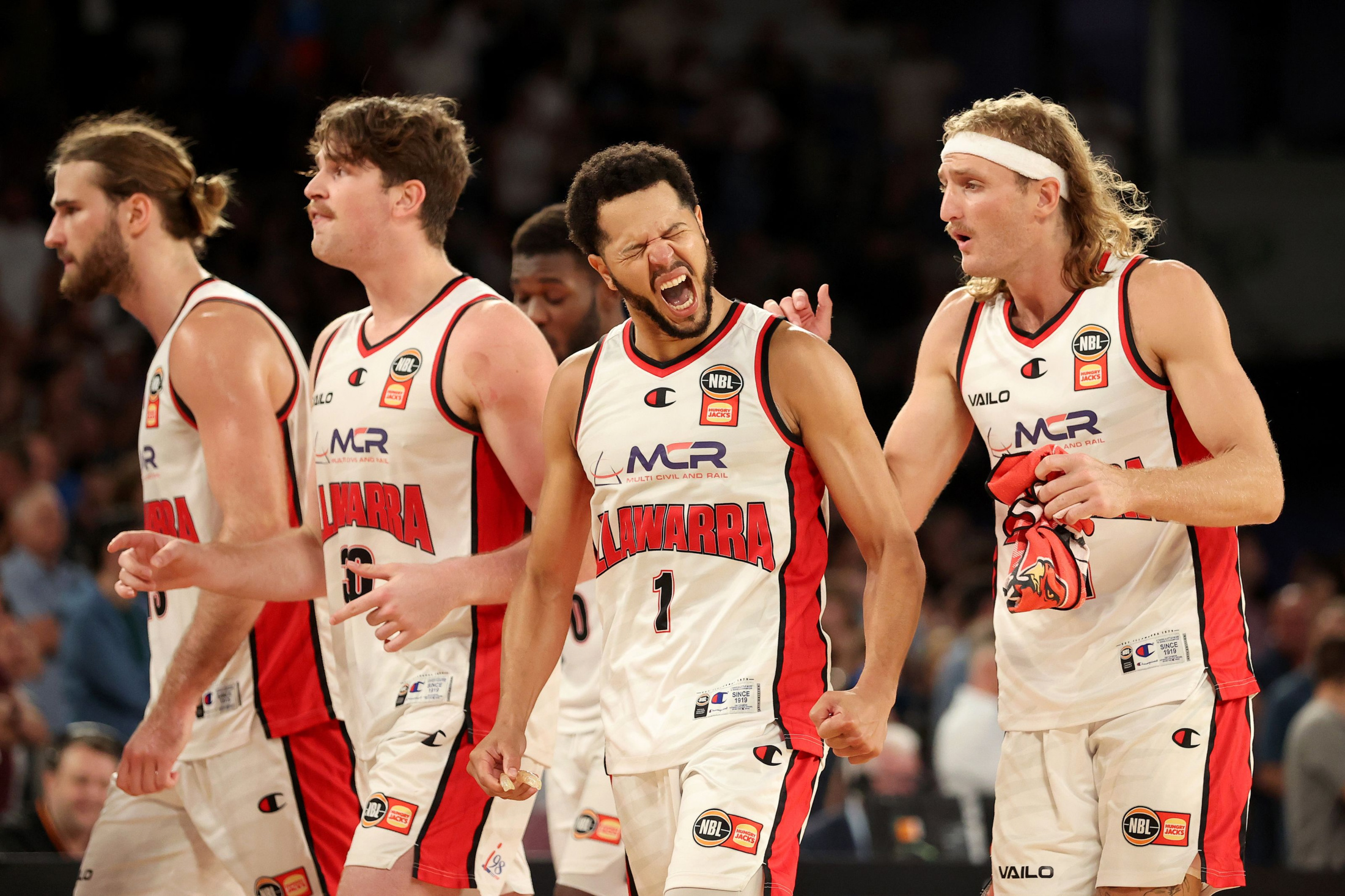 包含爵士队积极备战，球员们团结一心向前冲的词条