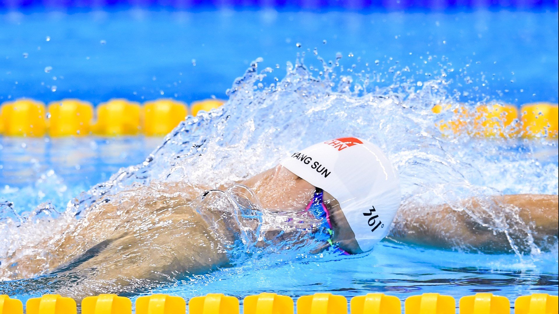 赛道上的艺术，阿斯顿马丁轻取雷诺，诺里斯惊艳四座